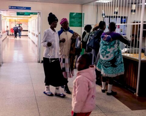 sickening-situation:-pretoria-frustrated-with-zimbabweans-overcrowding-south-african-hospitals