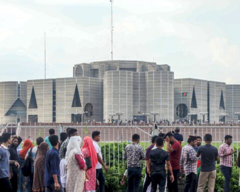 bangladesh-protesters-anticipate-exciting-news:-interim-government-to-be-finalized-on-wednesday!