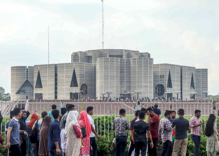 bangladesh-protesters-anticipate-exciting-news:-interim-government-to-be-finalized-on-wednesday!