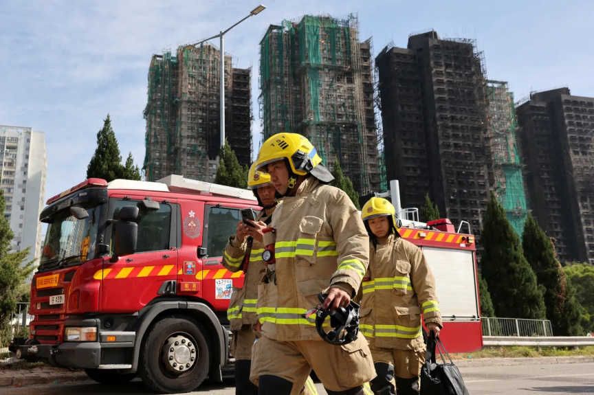 Hong Kong: Death toll climbs as firefighters contain apartment blaze