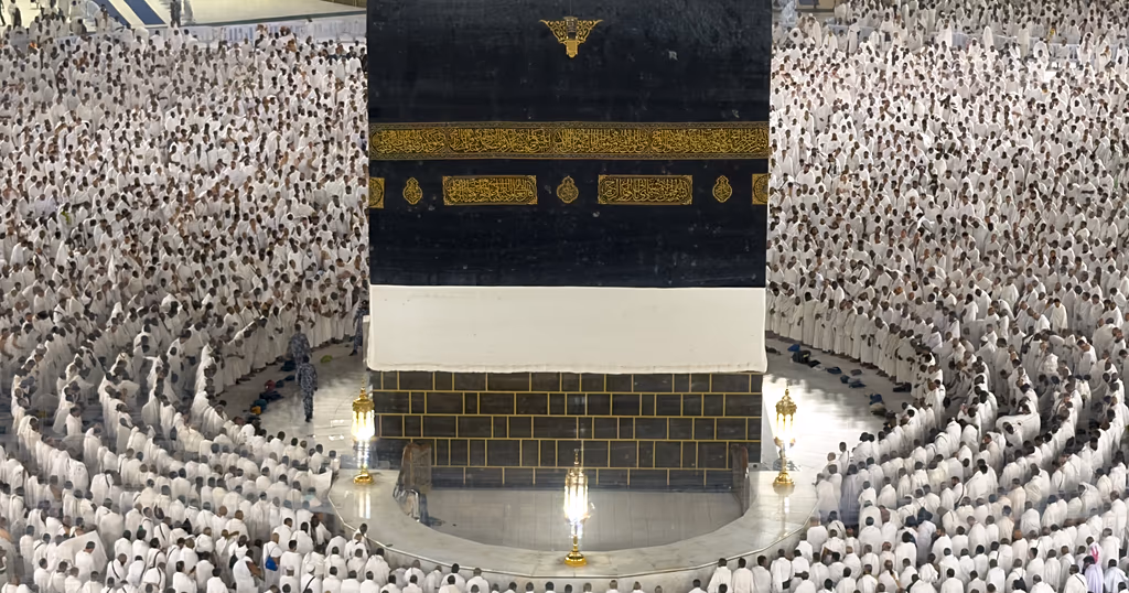 Muslim pilgrims pray in Mecca before start of Hajj